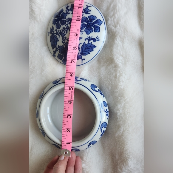 Blue White Round Porcelain trinket Box with Lid Chinoiserie Chinese - Picture 5 of 7